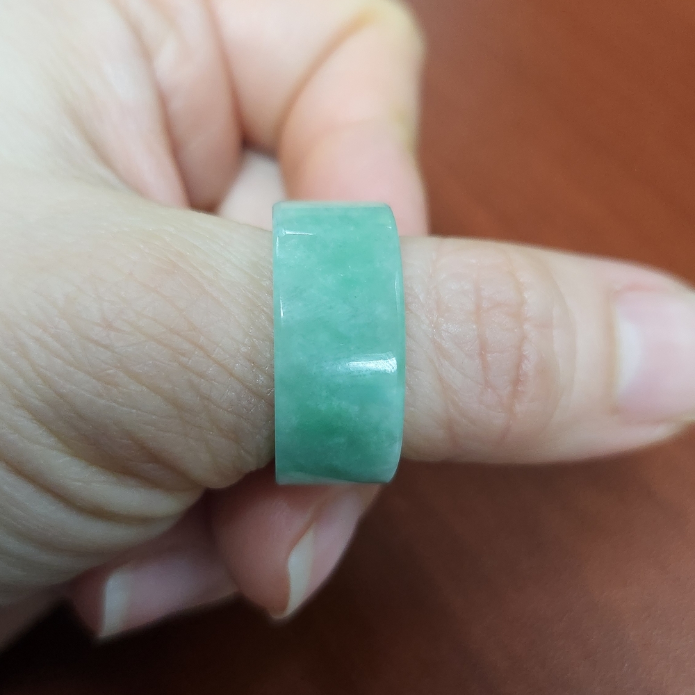Elegant Myanmar Green Jade Women's Ring - Picture 2 of 5